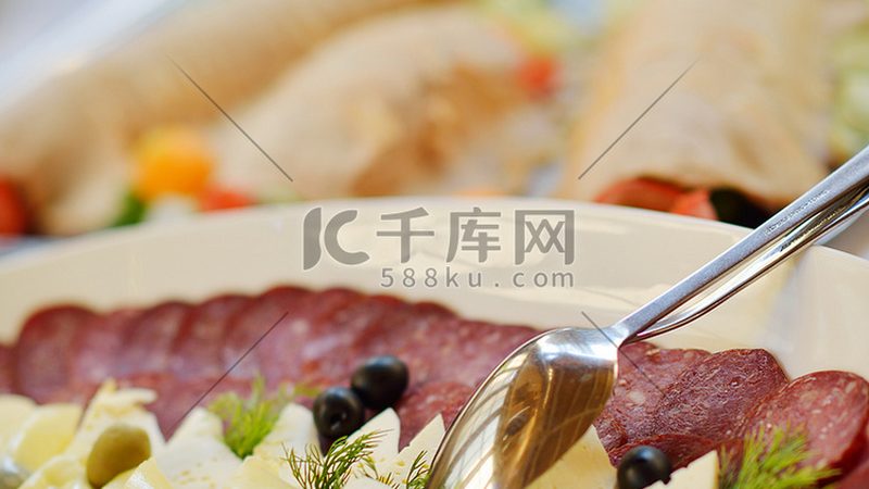根据以上信息，制作烘焙原料报价单。报价单应包含以下内容：
